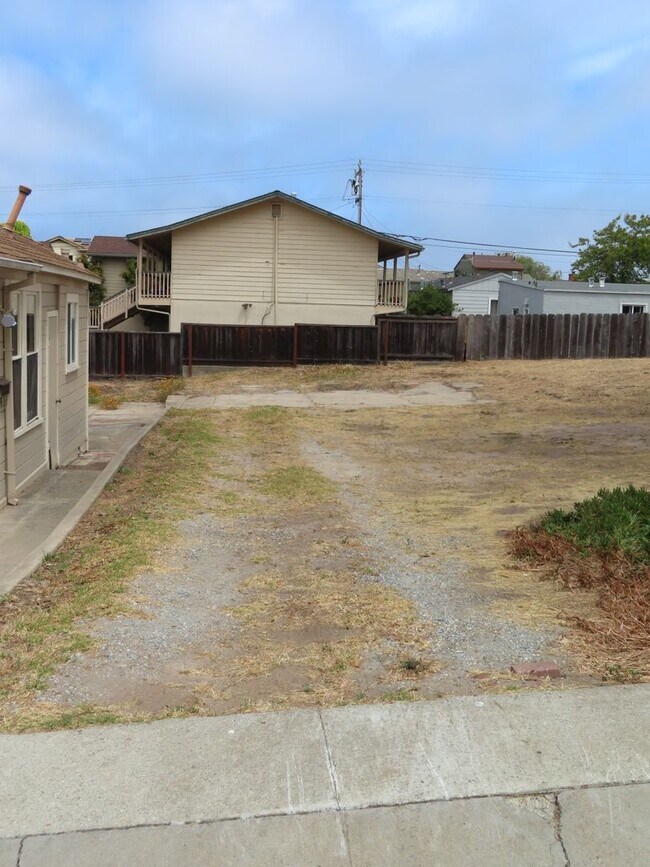 Building Photo - Wonderful unit in desireable location in M...