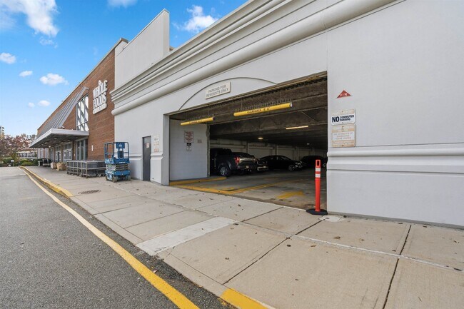 Building Photo - 905 River Rd