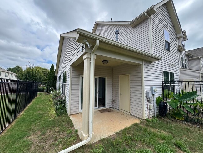 Building Photo - Bright & Spacious End Unit in Thompson Ridge