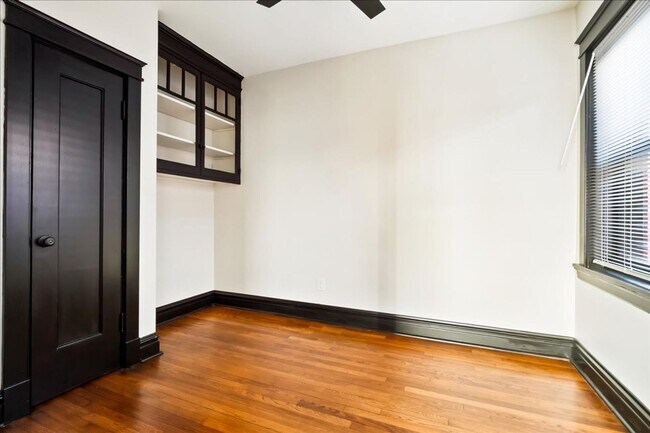 Building Photo - Polly Want an Apartment