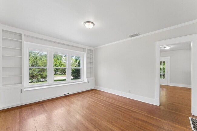 Building Photo - Welcome home to this stunning, light-filled rental that truly has it all! Featuring huge living s...
