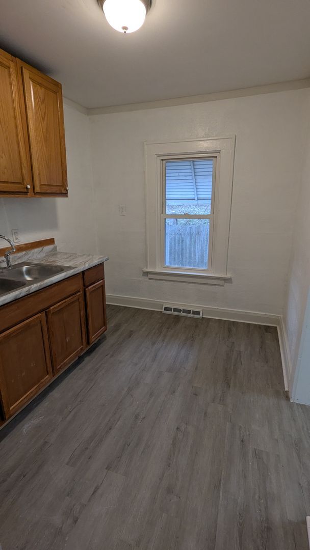 Building Photo - Charming 5-bedroom home located in the heart of Akron