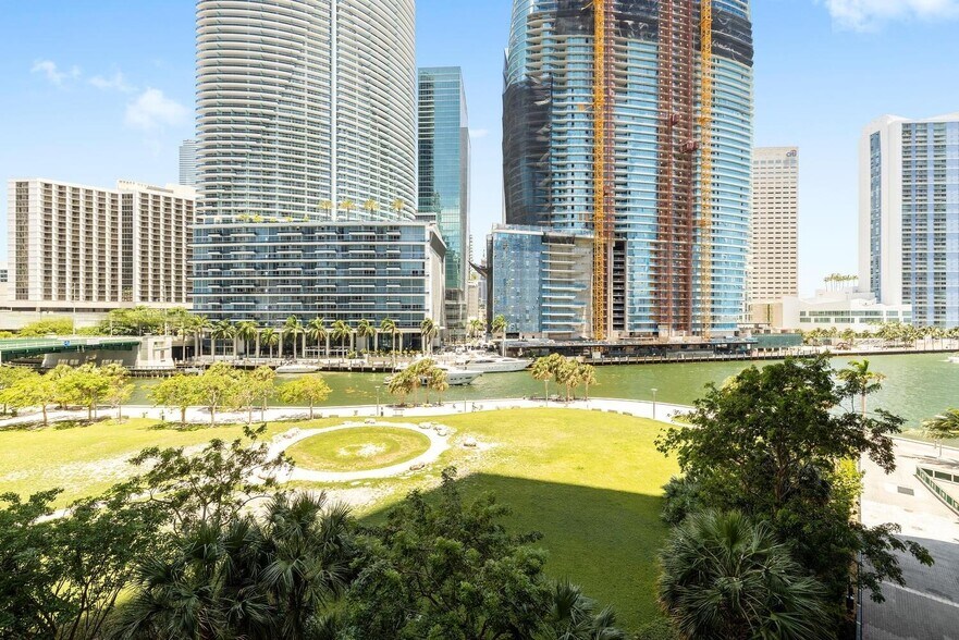 Building Photo - 475 Brickell Ave