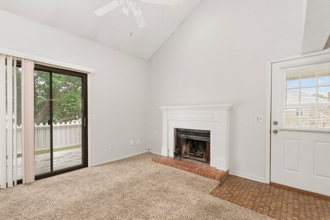 Building Photo - 2 Bed 2 Bath condo in great location!