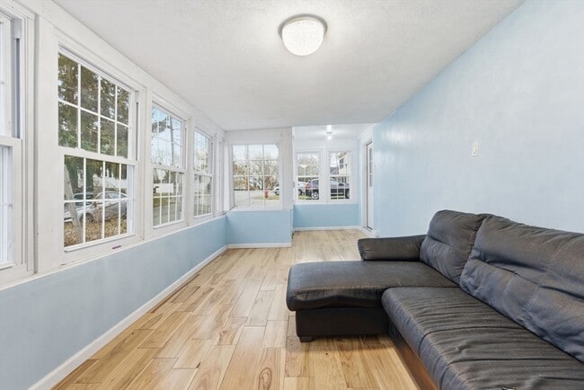 Building Photo - 16 Floyd St