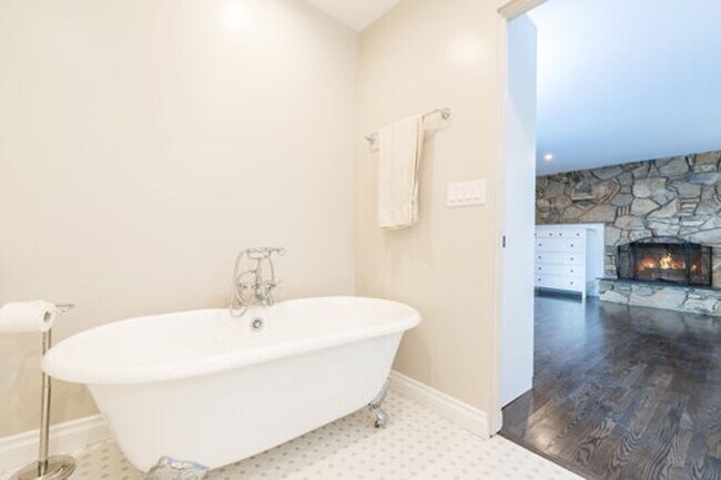 Building Photo - Charming Liberty Village home- 3BD, 2Ba- Available on 5/15