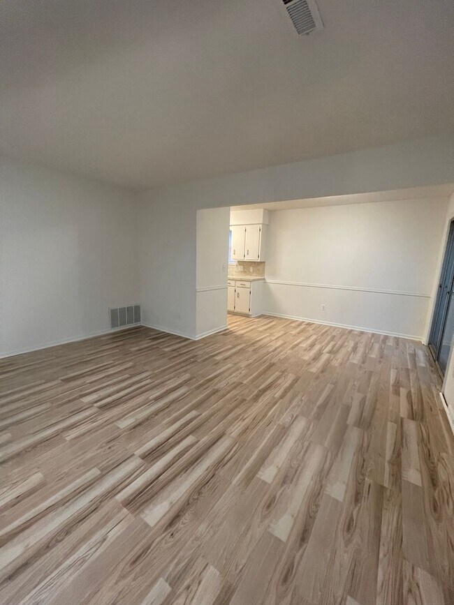 Building Photo - 3 bed - 1 bath - HUGE backyard