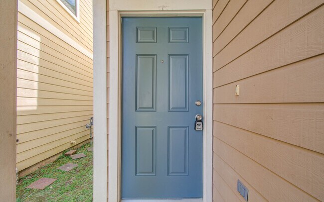 Building Photo - 743 Hallsleigh Ln