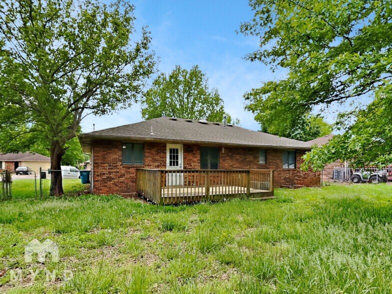 Building Photo - 1155 W Lindberg St