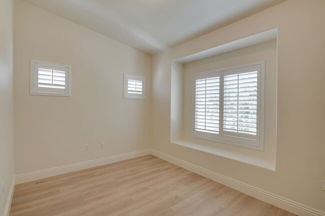 Building Photo - Charming 3 Bedroom Rental with Fireplace, ...