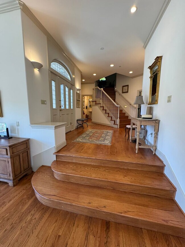 Building Photo - 4bd/4ba Kirkland House