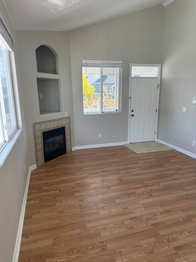 Building Photo - 2nd floor - 2 Bedroom, 2 Bath with garage ...