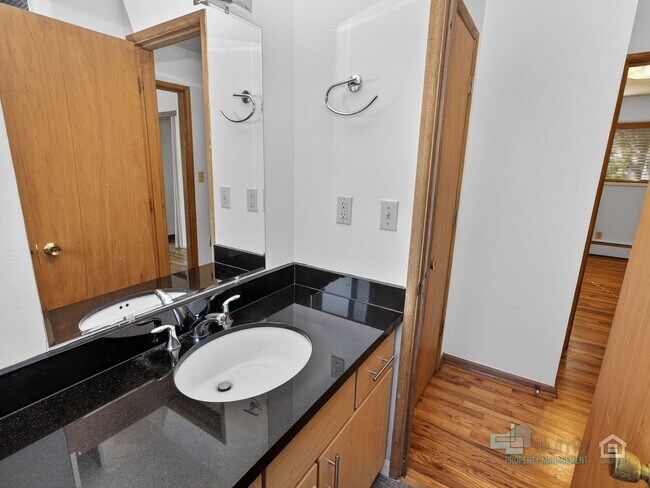 Building Photo - 1 Bedroom Condo Near OHSU + Parking