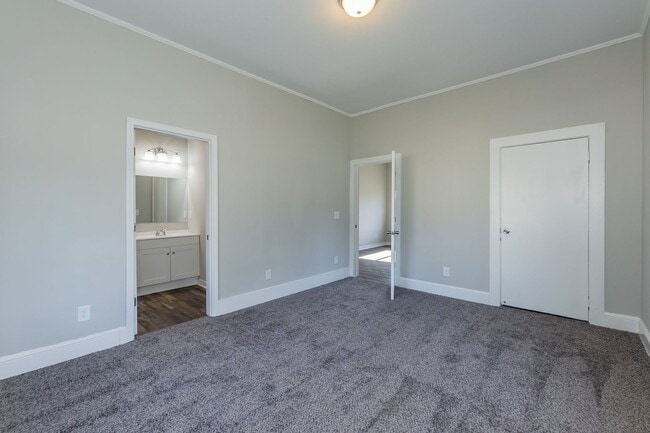 Building Photo - Amazing Three Bedroom Home!