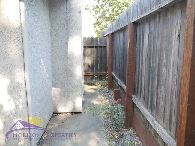 Building Photo - Open 3 Bed 2.5 Bath 1,959 Sq. Ft. Antelope Home