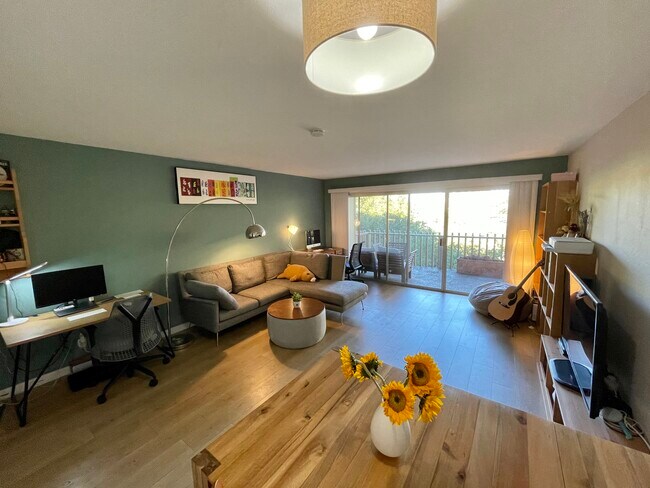 Living room - 2315 Eastridge Ave