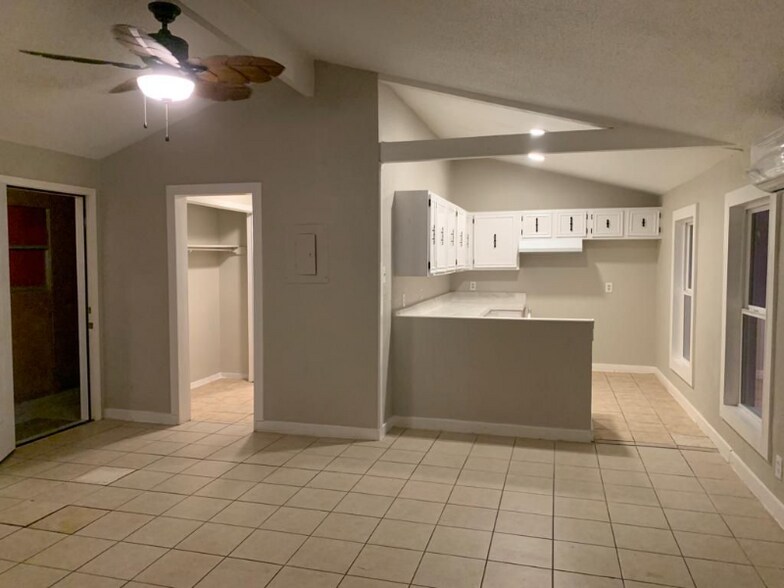 Primary Photo - 109 E Venus Ln