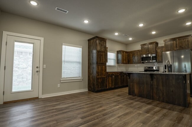 Building Photo - 4 Bedroom 3.5 bath home in Fayetteville!