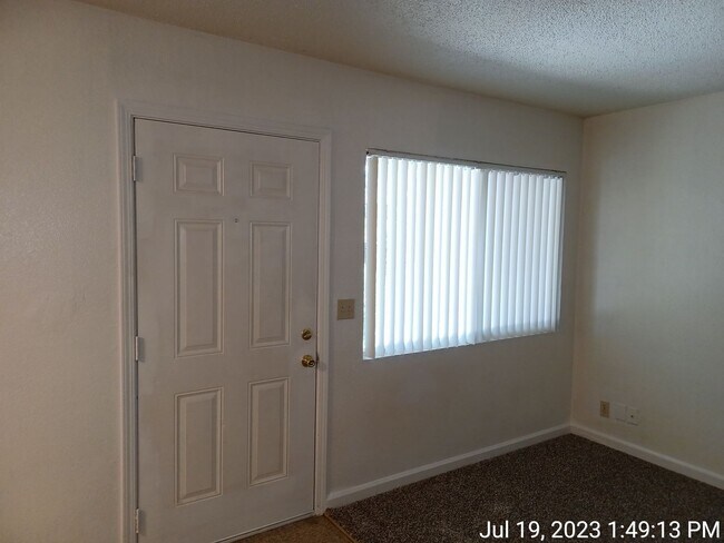 Building Photo - 2 bedroom 1 bathroom unit