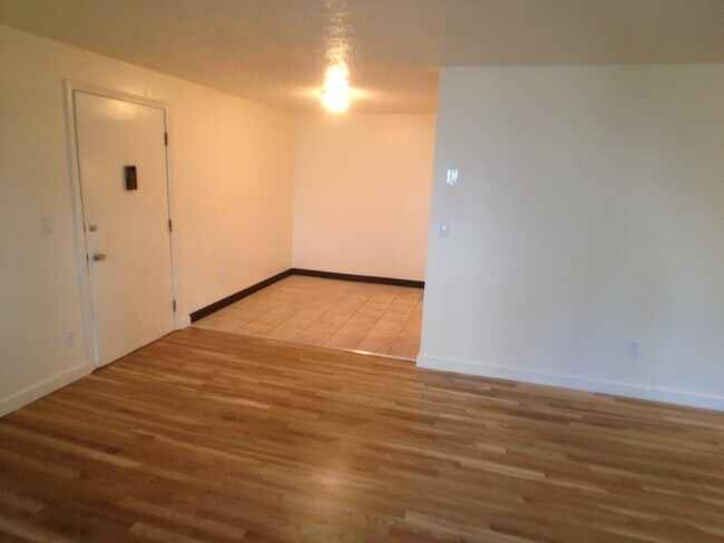 Building Photo - Hardwoods, granite countertops, parking, c...