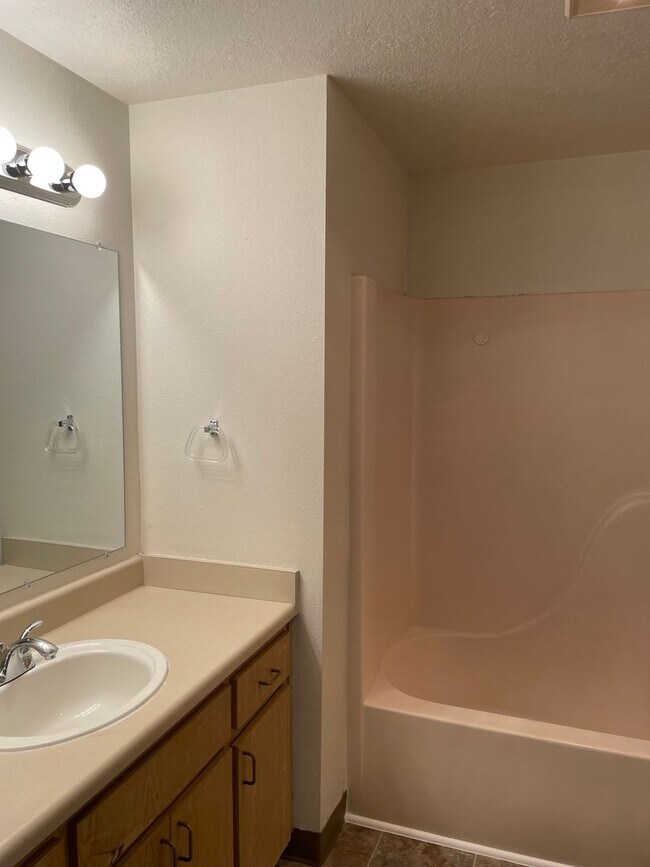 Building Photo - Rent Special: 1/2 Off June's Rent!! Second Floor 3 Bedroom apartment