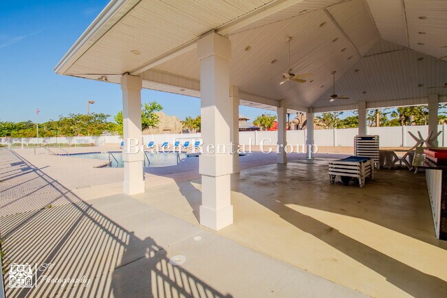 Building Photo - Renovated and Close to the Beach