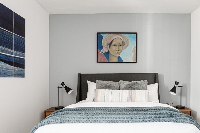 Building Photo - Gorgeous 2 Bedroom 2 Bathroom Condo in Low...