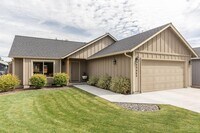 Building Photo - Single Level NE Bend Home