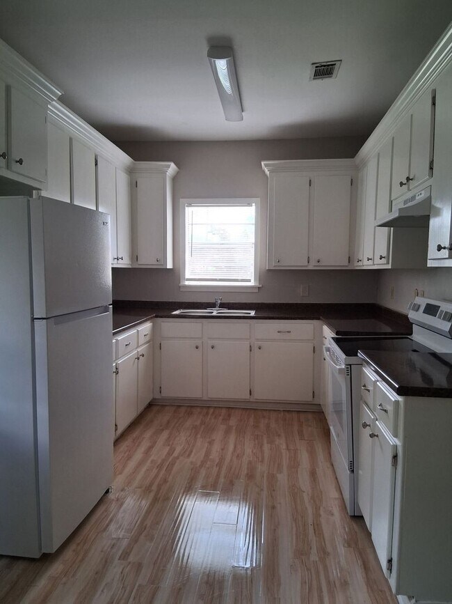Building Photo - 3 Bedroom 2 Bath Home