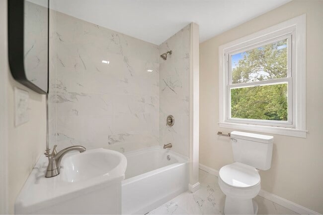 Building Photo - 1030 Oak St