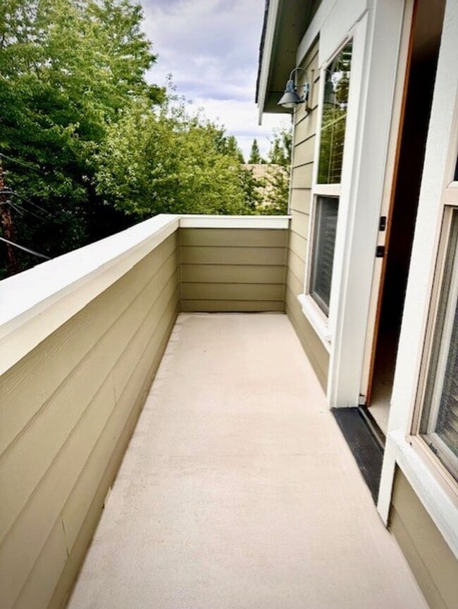 Building Photo - West Seattle Townhouse, Location Location ...