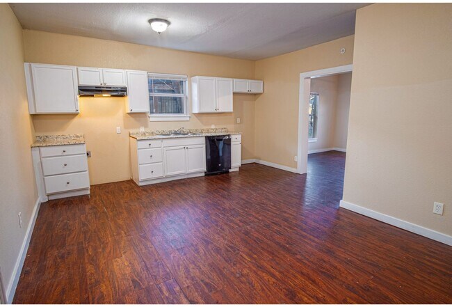 Building Photo - 526 Cooper St