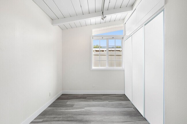 Building Photo - 316 E 21st St