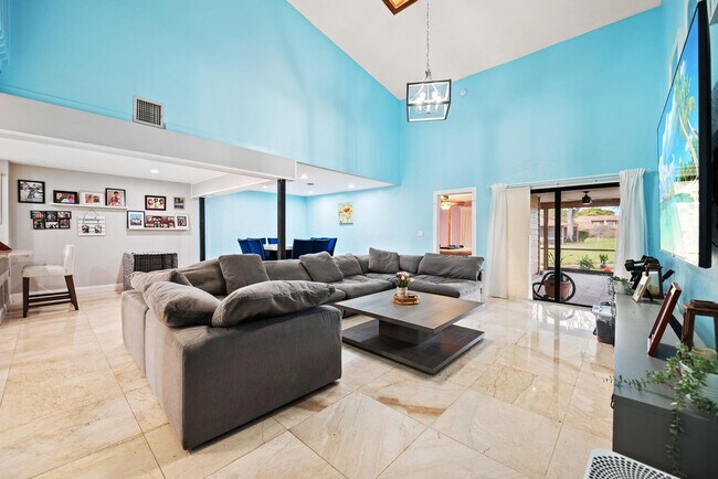 Building Photo - 6187 Laurel Ln