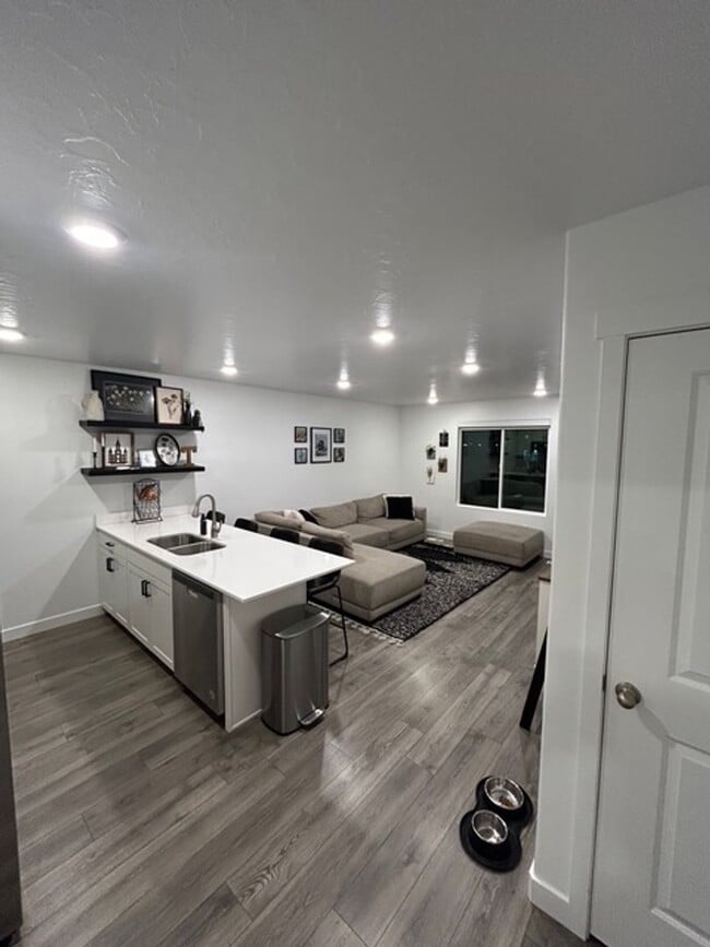 Building Photo - Gorgeous Townhome!!!