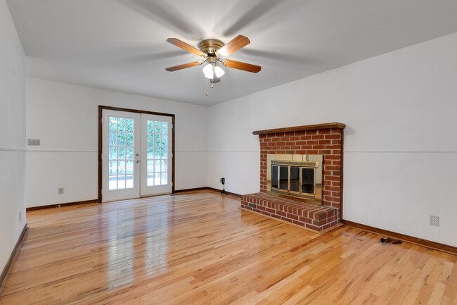 Building Photo - Charming 3 bedroom House with a Huge Yard ...