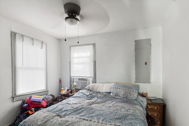 Building Photo - 527 Maple St