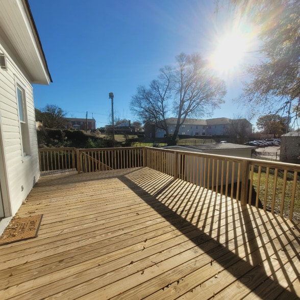 Building Photo - 343 Adelle St