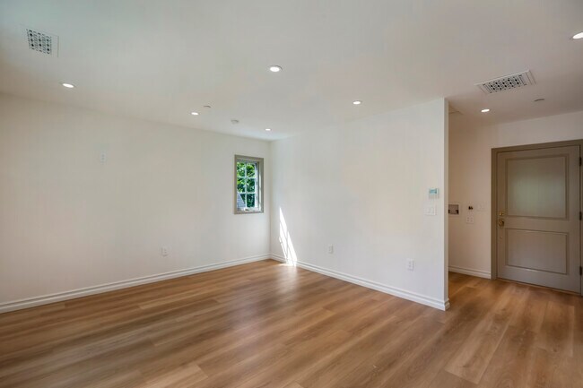 Building Photo - 3132 Belden Dr