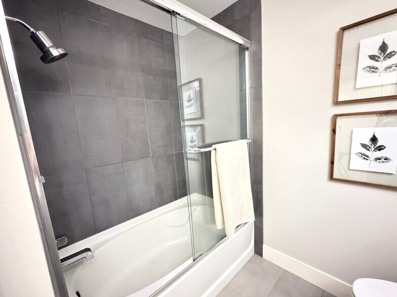 Luxury Tub/Shower - 11855 NE 162nd Ln