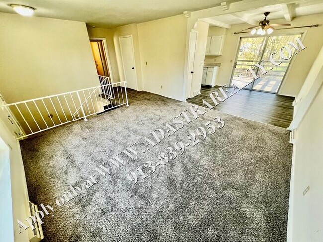 Building Photo - Spacious Duplex in Shawnee-Available NOW!!