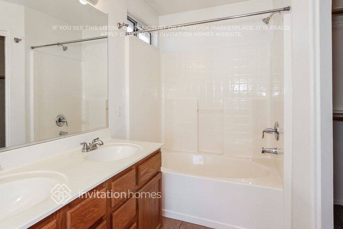 Building Photo - 4028 W Lone Cactus Dr