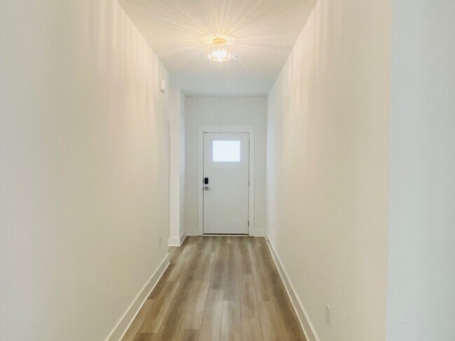 Building Photo - Over 2,000 Sq Ft! 4BR Home w/ En Suite Guest Room