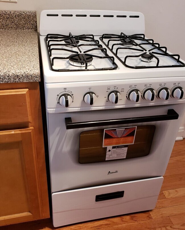 Building Photo - Edgewater Studio with Heat & Cooking Gas Included ~ No Security Deposit ~ Cat Friendly!