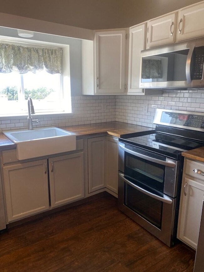 Building Photo - 3 Bedroom Tri-level in Woodland Hills