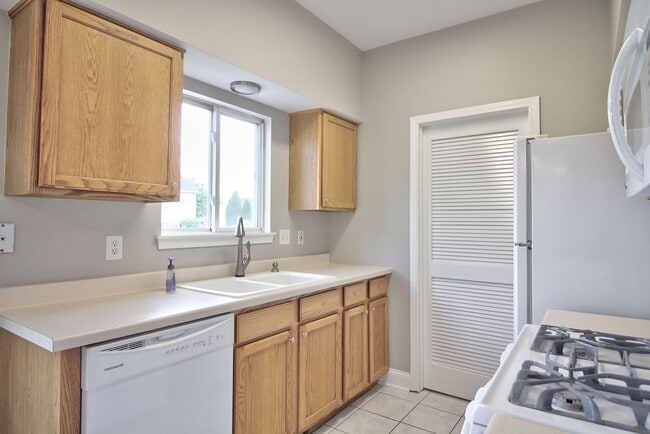 Building Photo - 14056 Danbury Dr