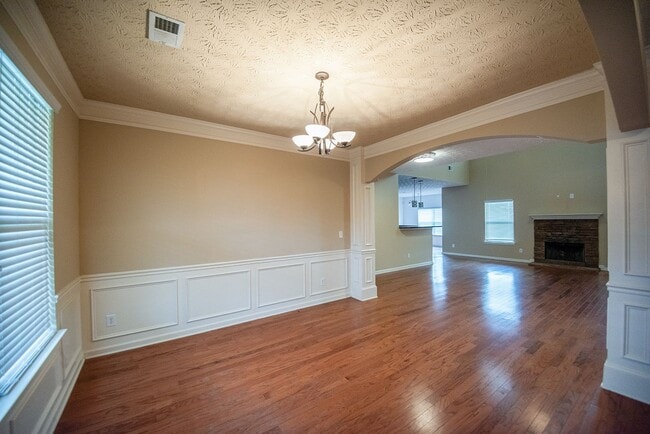 Building Photo - Beautiful home available today!