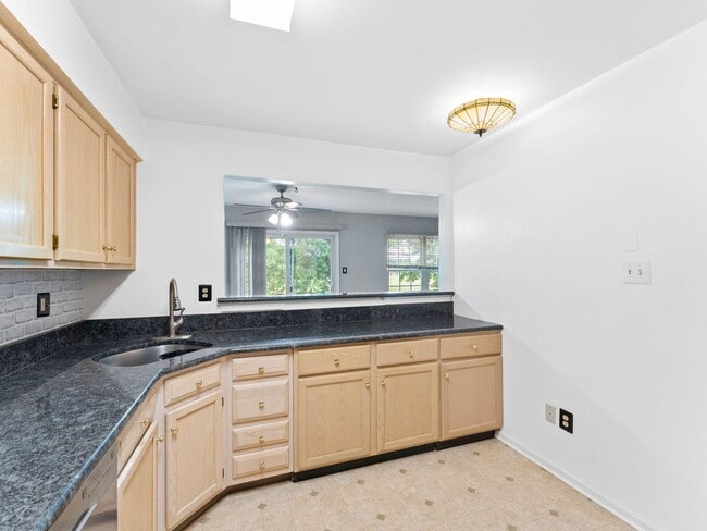 Building Photo - 5 Larkspur Ct