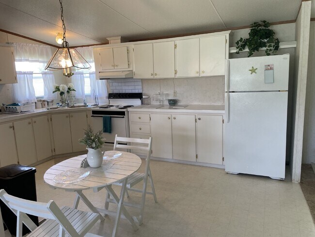 Building Photo - Furnished 3 bedroom 2 full bathroom Manufa...