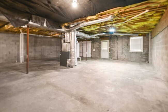 Building Photo - Two Bedroom in Sango!
